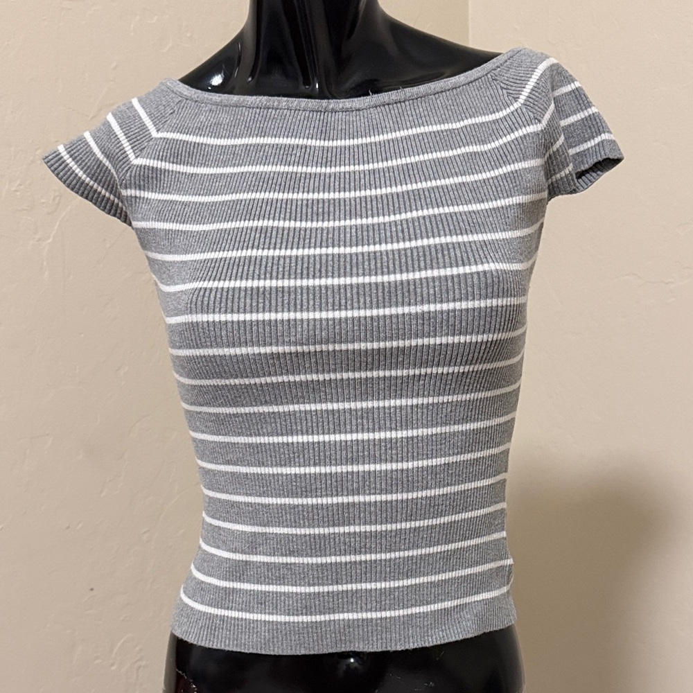 Chic Gray Striped Women's Short Sleeve Top